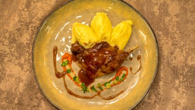 Photo d’illustration — assiette de viande en sauce accompagnée de purée