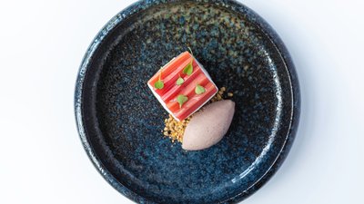 Photo d’illustration — dessert dressé sur une assiette sombre