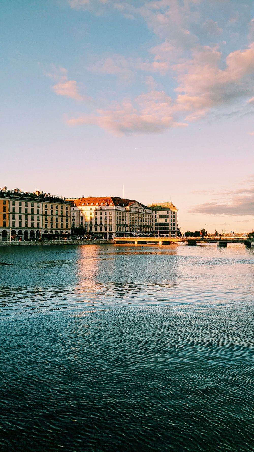 Quai du Mont-Blanc, Genève, au coucher du soleil